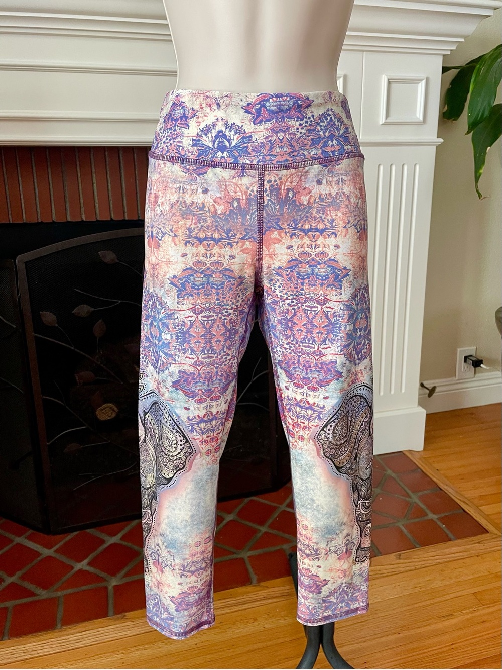 Evolution & Creation Elephant Leggings Yoga Pants M